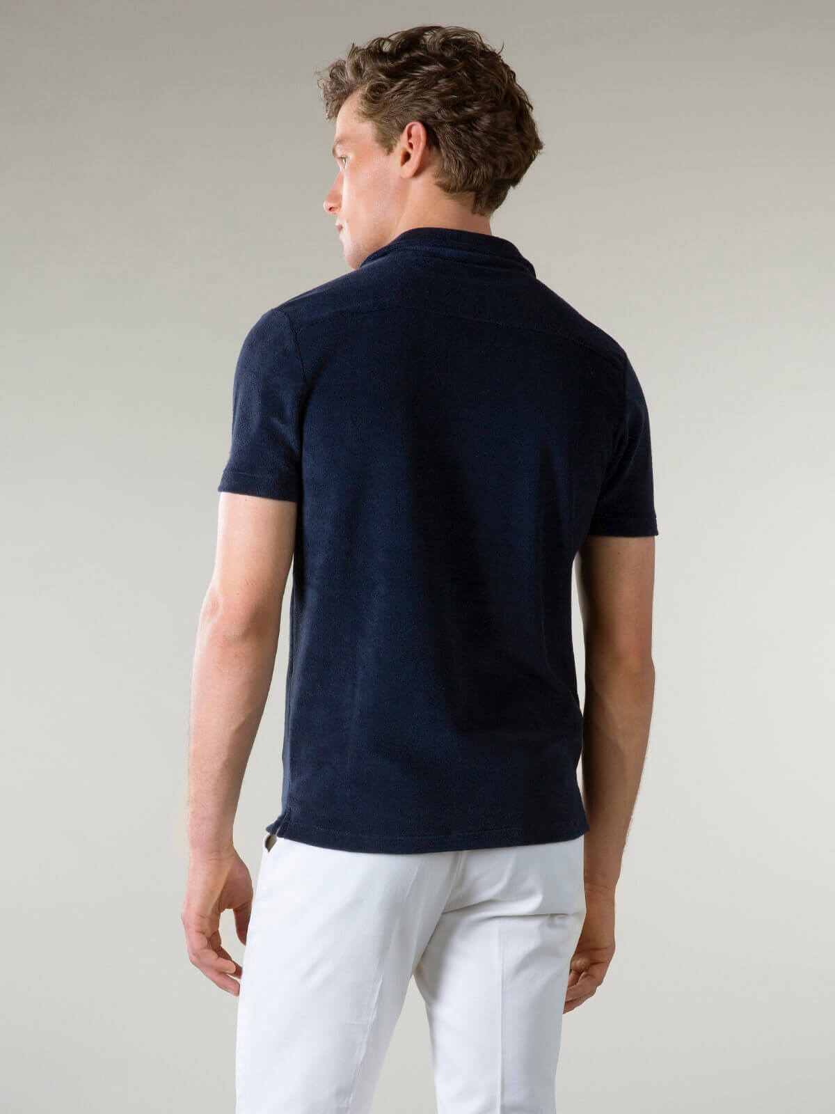 https://cdn.shopify.com/s/files/1/0103/3987/6928/files/aurelien_terry_towelling_blouse_men_badstof_poloshirt_heren_shirt_navy_poolside_5.jpg?v=1711206973